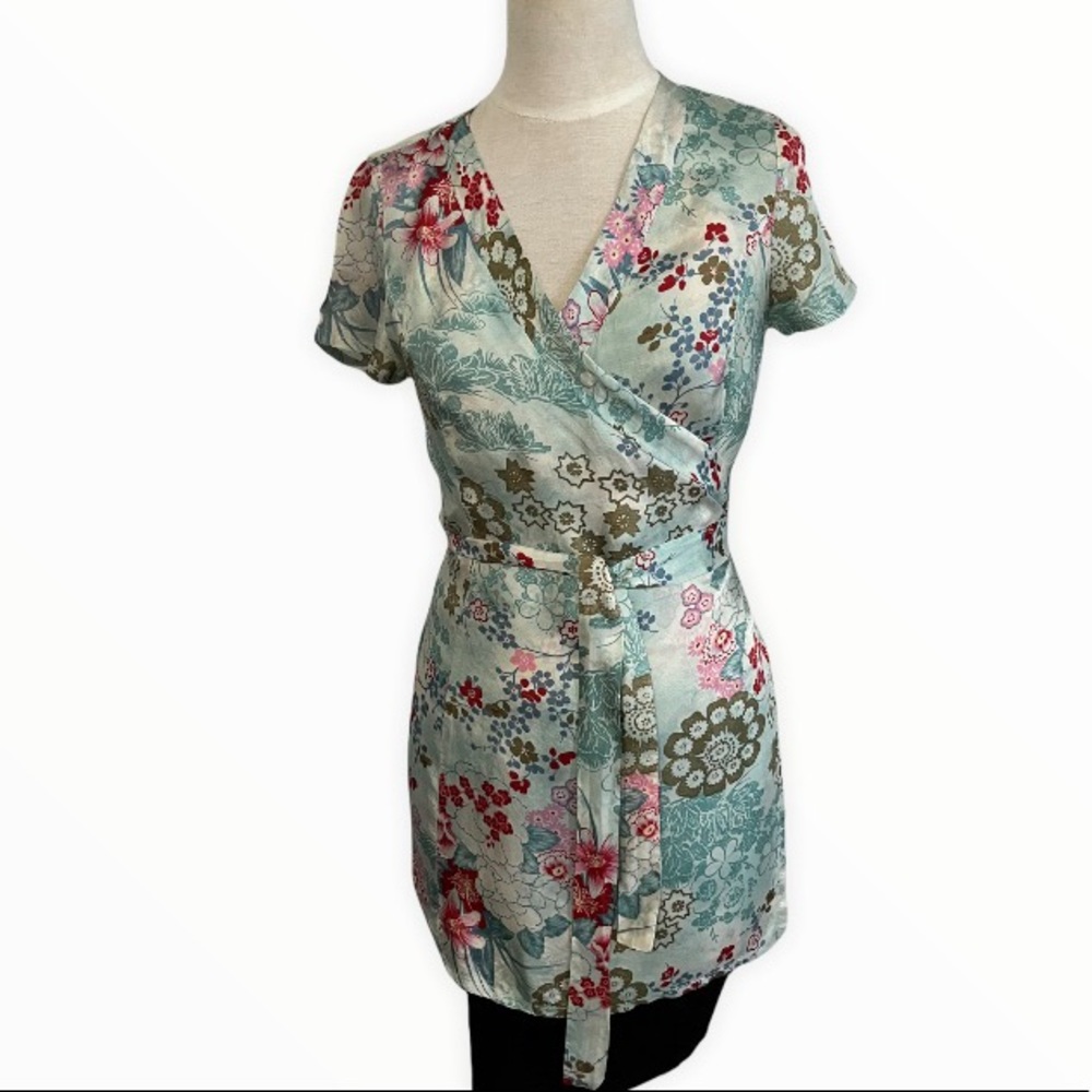 COTE FEMME WRAP TOP IN A PASTEL FLORAL PRINT SIZE SMALL